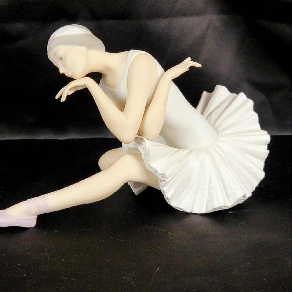 Death of the Swan, Lladro #4855 retired in , matte finish